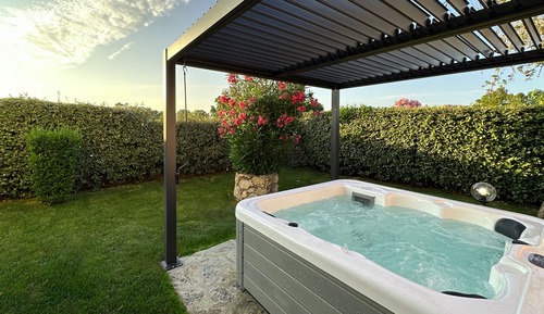 Apartamento de lujo, 2 habitaciones, patio, vistas al jardín