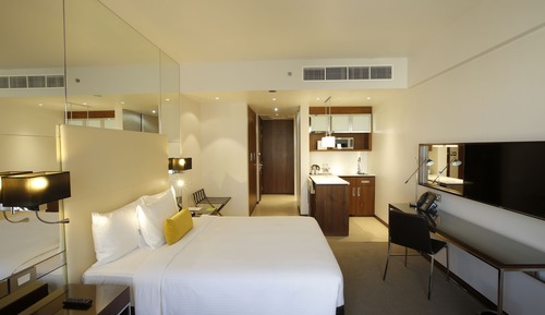 Spacious Centro Room-Queen Bed