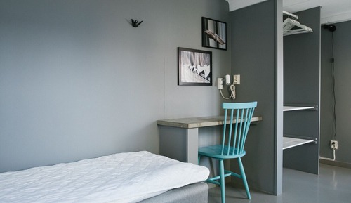 Habitación con 2 camas individuales, baño compartido