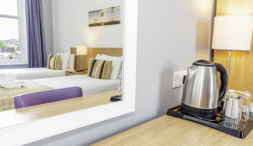 Habitación clásica con 2 camas individuales, baño privado, vistas al mar