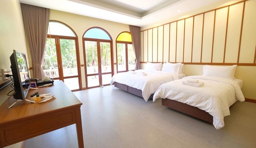 Habitación triple Deluxe, 1 habitación, balcón, vistas al jardín