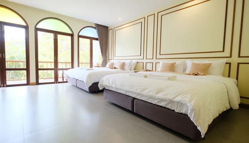 Habitación familiar, 2 camas dobles, frigorífico, vistas al jardín