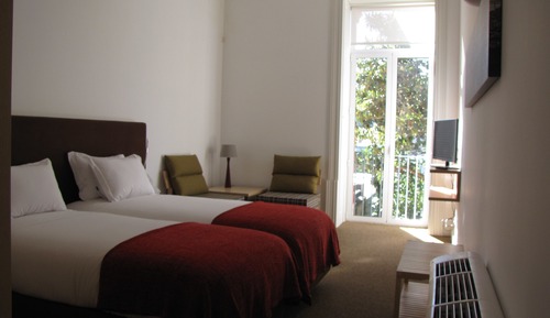 Habitación con 1 cama doble o 2 individuales, vistas al jardín