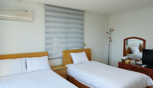 Habitación básica con 2 camas individuales