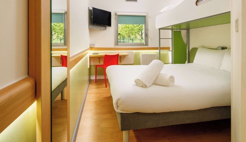Habitación triple, varias camas