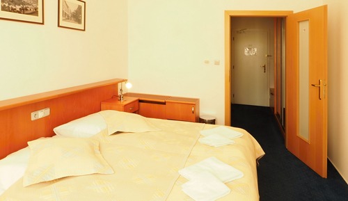 Habitación superior con 1 cama doble o 2 individuales, vistas a la ciudad