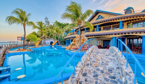 Sueños Two-Bedroom Luxury Poolside Suite