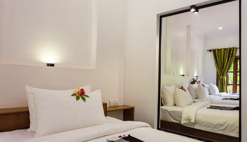 Habitación triple Deluxe, vistas a la piscina