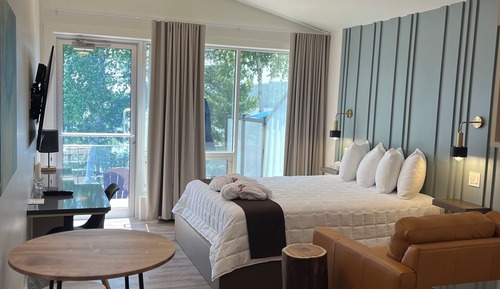 Deluxe Room, 1 Queen Bed, Non Smoking, Lake View