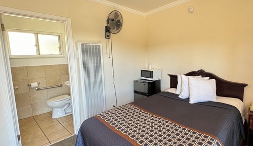 Queen Bed Room