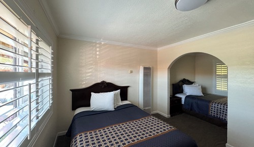 Room 2 beds