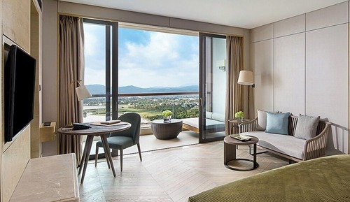 Suite, 1 cama de matrimonio grande, Acceso al salón del club, vistas al jardín