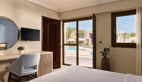 Family Room Sharing Pool