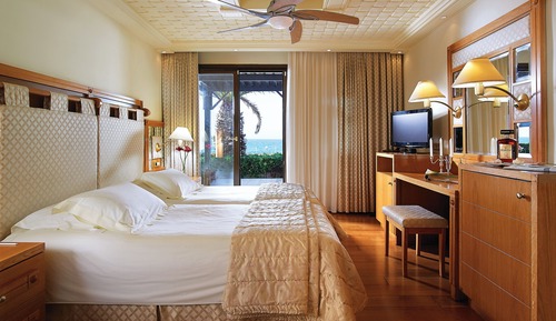 Royal Suite Sharing Pool - Seafront
