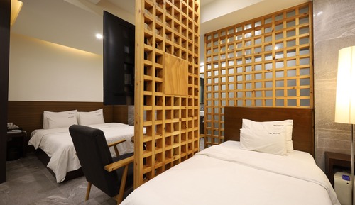 Business Suite Twin - Free Netflix Service
