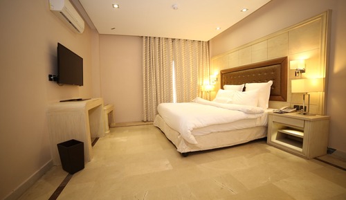 Suite Club, 1 cama de matrimonio grande, fumadores, vistas a la colina