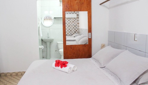 Habitación básica con 2 camas individuales