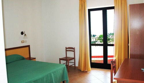 Habitación básica con 1 cama doble o 2 individuales, vistas al mar