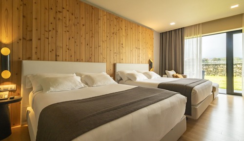 Habitación superior con 1 cama doble o 2 individuales, vistas al jardín