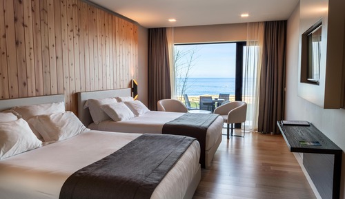 Habitación superior con 1 cama doble o 2 individuales, vistas al mar