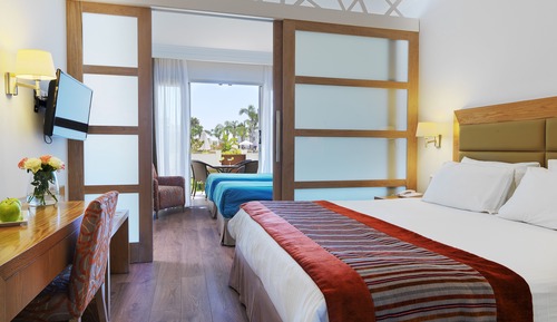 Suite familiar, vistas al patio (Private Garden)