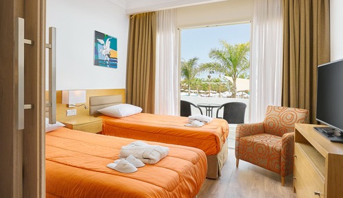 Suite familiar, vistas a la piscina (Junior)
