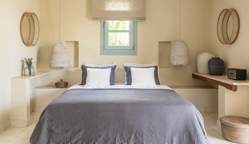 Estudio clásico, 1 cama de matrimonio grande con sofá cama (Plakero)