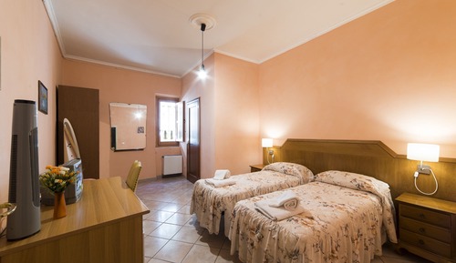 Habitación básica con 2 camas individuales