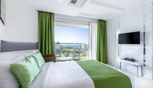 Habitación doble superior, vistas parciales al mar (A)