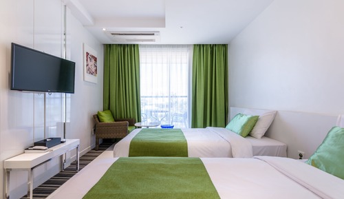 Habitación superior con 2 camas individuales, vistas parciales al mar