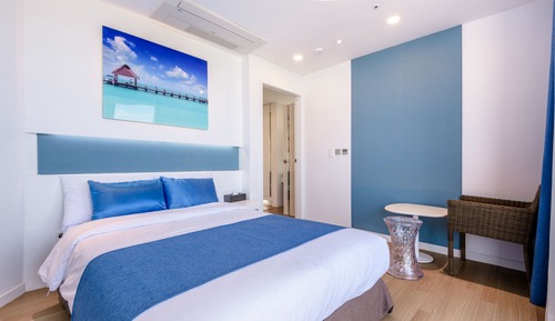 Suite básica, vistas parciales al mar