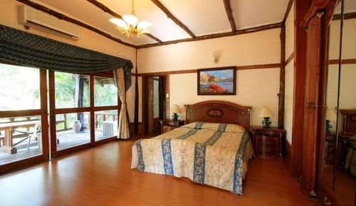 Habitación clásica doble (ห้องพักในบ้านขาว - max 4 persons/room)