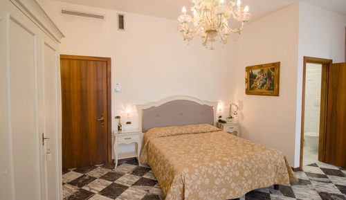 Habitación estándar con 1 cama doble o 2 individuales, baño privado, vistas al jardín