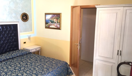 Habitación económica con 1 cama doble o 2 individuales, en edificio anexo