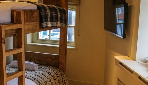 Habitación con 2 camas individuales, baño privado (Bunk Beds - Room 6)