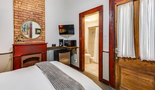 Habitación, baño privado (The Jazz Fest Room)