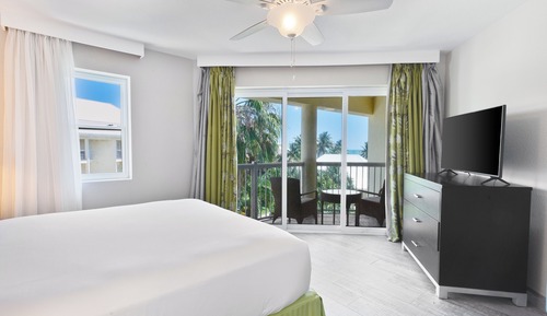 Studio One Queen Bed - Island View
