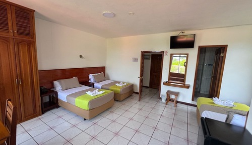 Habitación triple económica, baño privado