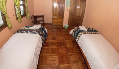 Habitación básica con 2 camas individuales, 2 camas individuales, cocina básica (Baño Compartido)