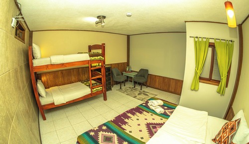 Habitación cuádruple familiar, baño compartido, entresuelo