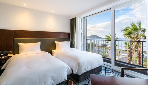 Habitación superior con 2 camas individuales, vistas parciales al mar