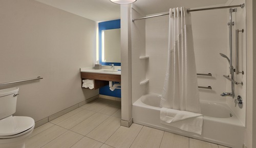 Habitación, 2 camas de matrimonio, accesible para personas con discapacidad (Mobility Tub)
