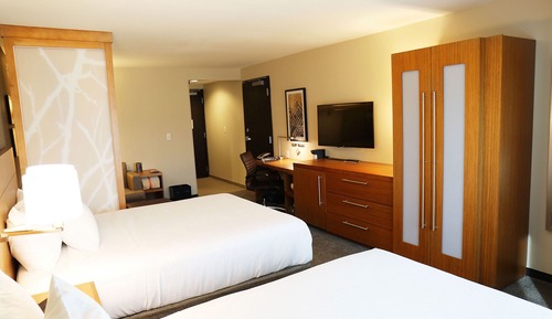 Habitación, varias camas (2 Queen and 1 Sofa Bed, With Shower)