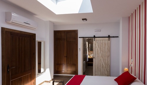 Habitación estándar con 2 camas individuales, ventanas en el techo