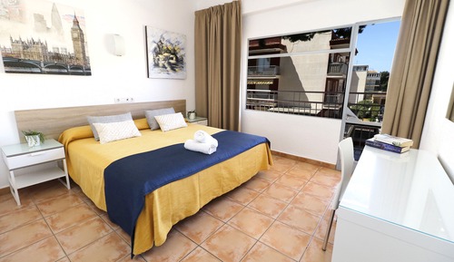Habitación con 2 camas individuales, balcón