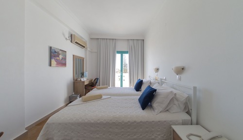 Habitación estándar con 2 camas individuales, vistas parciales al mar