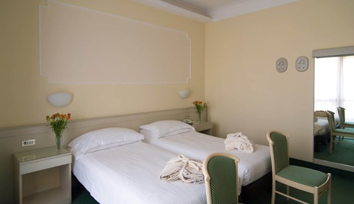 Habitación básica con 1 cama doble o 2 individuales