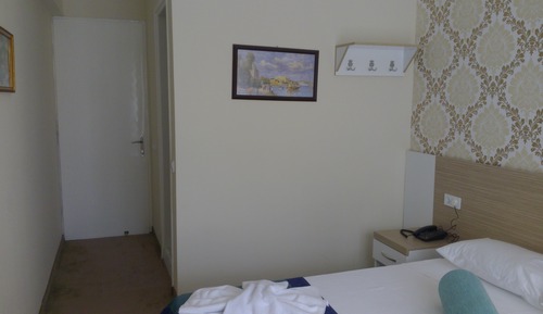 Habitación estándar con 1 cama doble o 2 individuales, balcón, vistas a la ciudad