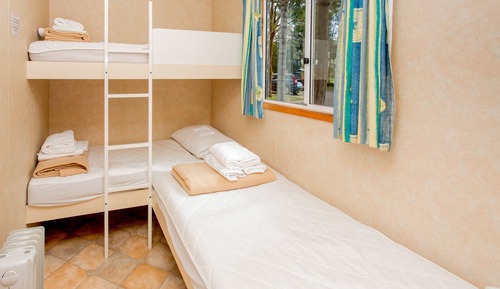 Cabaña, 2 habitaciones (Small Family - 1Queen, 1Bunk, 1Single)