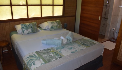 Bungalow tradicional, 2 camas de matrimonio, vistas a la playa (Auti - sleeps 4)